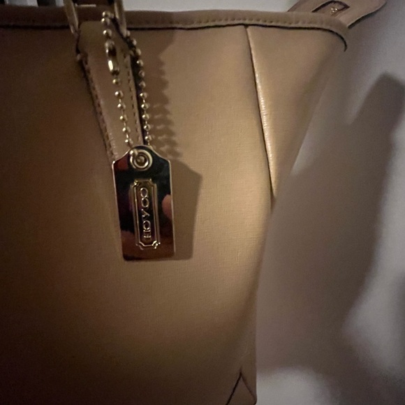 Beautiful Coach…Authentic & Classy Excellent condition..Large and spacious - Picture 5 of 7